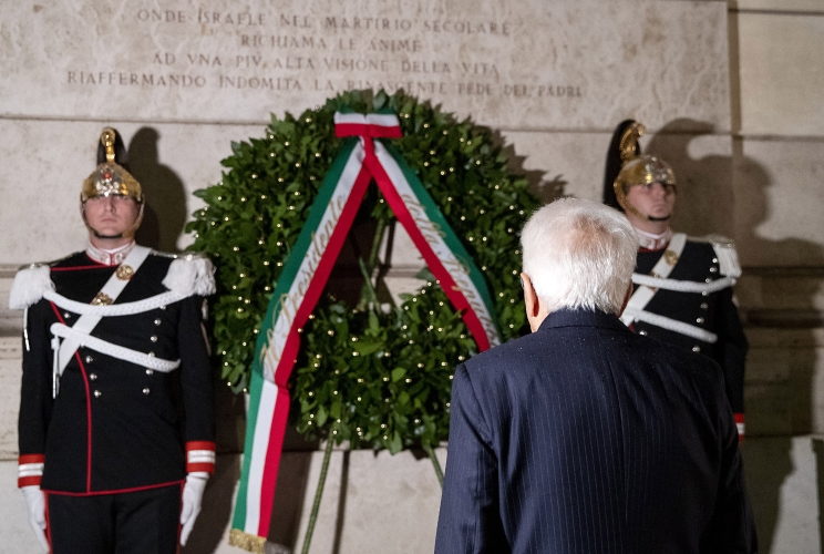Il Presidente Sergio Mattarella depone una corona di fiori in occasione dell’80° anniversario del rastrellamento degli Ebrei di Roma
