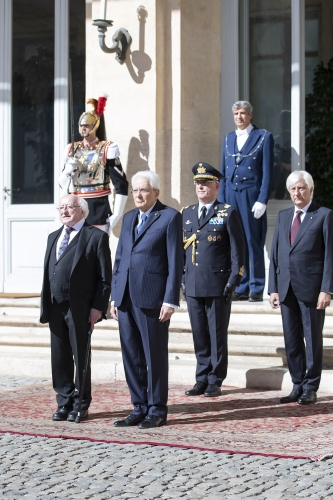 Il Presidente della Repubblica Sergio Mattarella con Michael D. Higgins Presidente d’Irlanda durante gli onori militari
