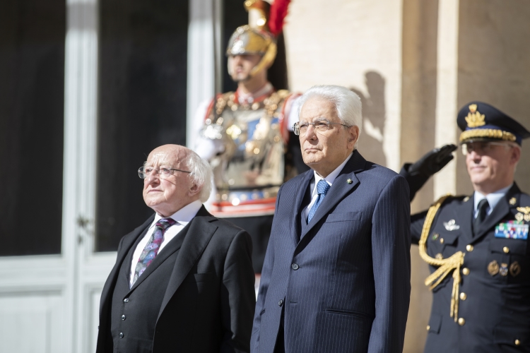 Il Presidente della Repubblica Sergio Mattarella con Michael D. Higgins Presidente d’Irlanda durante gli onori militari
