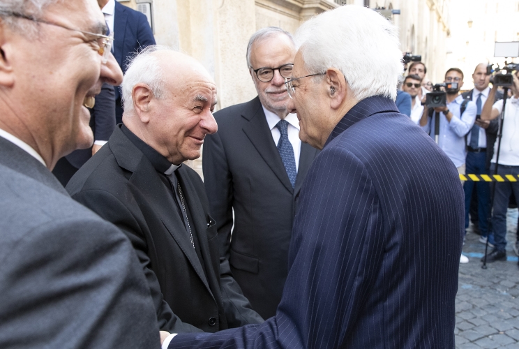 Il Presidente Sergio Mattarella accolto da Andrea Riccardi, Fondatore della Comunità di S.Egidio, da Marco Impagliazzo, Presidente della Comunità di S.Egidio e da Mons. Vincenzo Paglia, Presidente della Pontificia accademia per la vita, in occasione della visita alla “Casa dell’Amicizia” della comunità di Sant’Egidio
