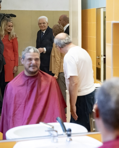 Il Presidente Sergio Mattarella visita la “Casa dell’Amicizia” della comunità di Sant’Egidio, accompagnato dalla Direttrice Francesca Zuccari