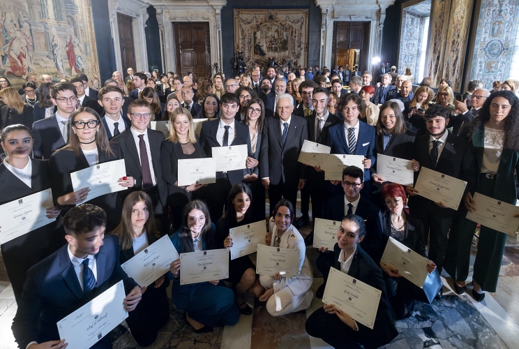 Il Presidente Sergio Mattarella con i nuovi Alfieri del Lavoro