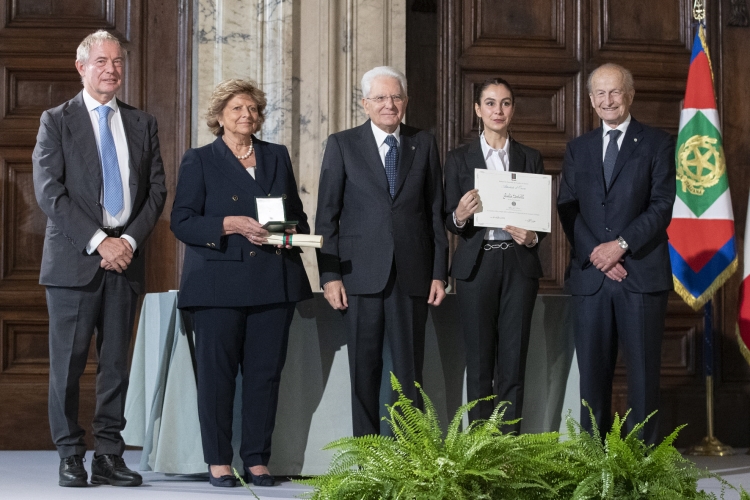 Il Presidente della Repubblica Sergio Mattarella con Cavaliere del Lavoro Mariella Amoretti e Alfiere del Lavoro Giulia Sartelli
