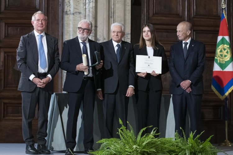 Il Presidente della Repubblica Sergio Mattarella con Cavaliere del Lavoro Mario Biasutti e Alfiere del Lavoro Katharina Stieger 
