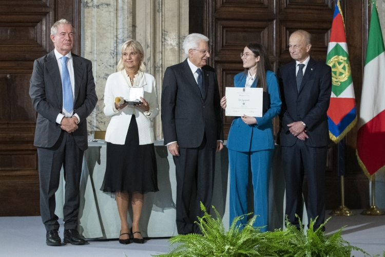 Il Presidente della Repubblica Sergio Mattarella con Cavaliere del Lavoro Rosa Maria Luisa Cassata e Alfiere del Lavoro Rosa Legramandi 
