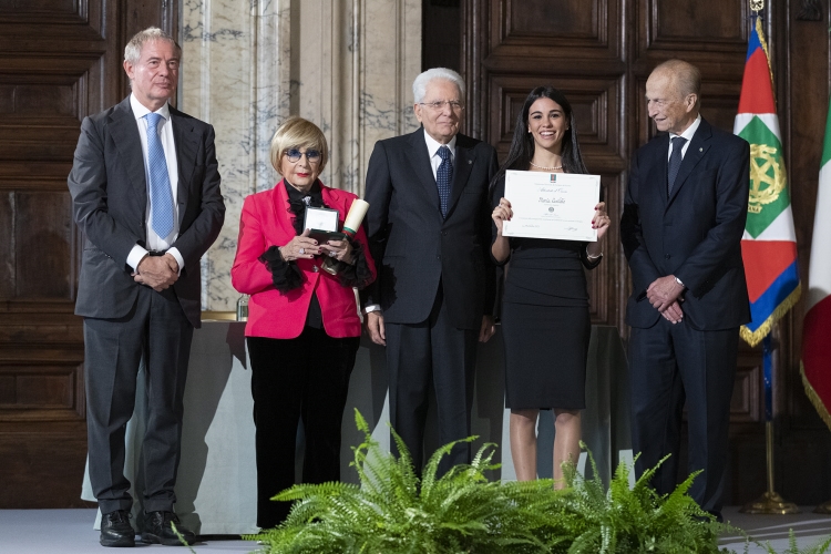 Il Presidente della Repubblica Sergio Mattarella con Cavaliere del Lavoro Maria Grazia Cassetti e Alfiere del Lavoro Maria Cantillo 
