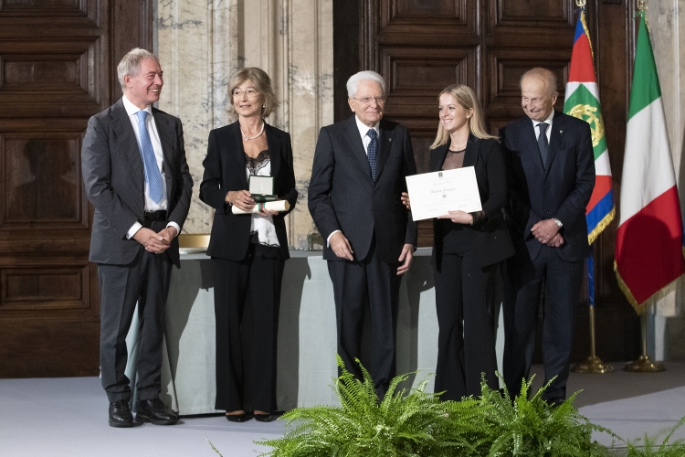 Il Presidente della Repubblica Sergio Mattarella con Cavaliere del Lavoro Cristina Crotti e Alfiere del Lavoro Beatrice Gramegna 
