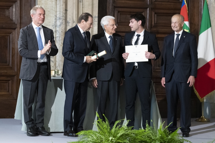 Il Presidente della Repubblica Sergio Mattarella con Cavaliere del Lavoro Roberto Danesi e Alfiere del Lavoro Antonio Iannarelli
