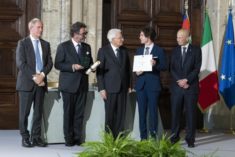 Il Presidente della Repubblica Sergio Mattarella con Cavaliere del Lavoro Armando De Nigris e Alfiere del Lavoro Samuele Mignogna
