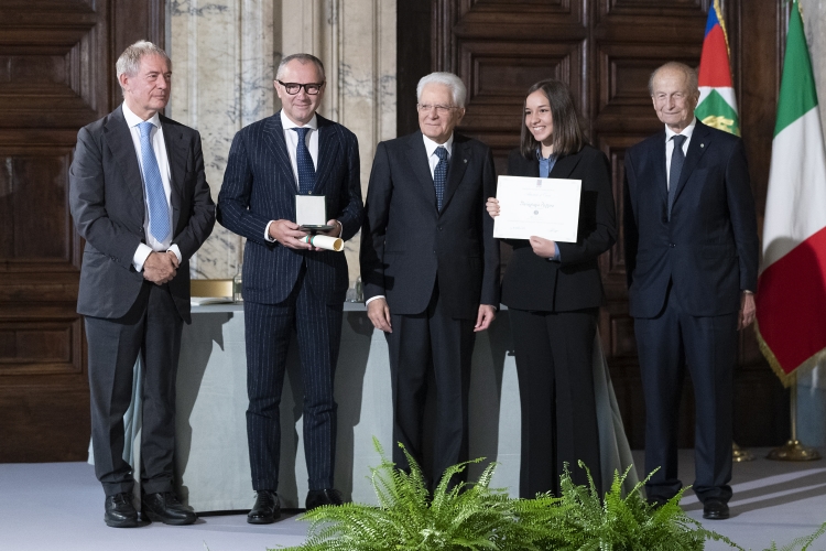 Il Presidente della Repubblica Sergio Mattarella con Cavaliere del Lavoro Stefano Domenicali e Alfiere del Lavoro Mariagrazia Razzano 
