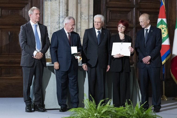 Il Presidente della Repubblica Sergio Mattarella con Cavaliere del Lavoro Marco Galliani e Alfiere del Lavoro Anna Toso 
