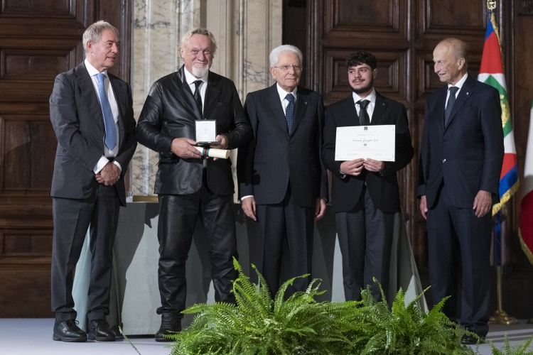 Il Presidente della Repubblica Sergio Mattarella con Cavaliere del Lavoro Enrico Grassi e Alfiere del Lavoro Emanuele Giuseppe Capri 
