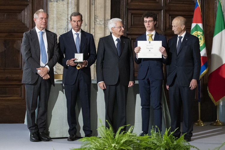 Il Presidente della Repubblica Sergio Mattarella con Cavaliere del Lavoro Pierluca  Improta e Alfiere del Lavoro Emanuele Lorenzo Citterio 
