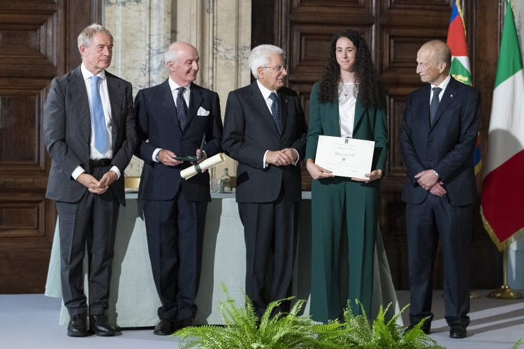 Il Presidente della Repubblica Sergio Mattarella con Cavaliere del Lavoro Giovanni Laviosa e Alfiere del Lavoro Federica Venturelli 
