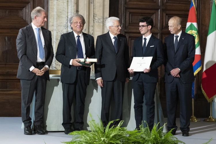 Il Presidente della Repubblica Sergio Mattarella con Cavaliere del Lavoro Piernicola Leone De Castris e Alfiere del Lavoro Alessio Giuseppe Corvaia
