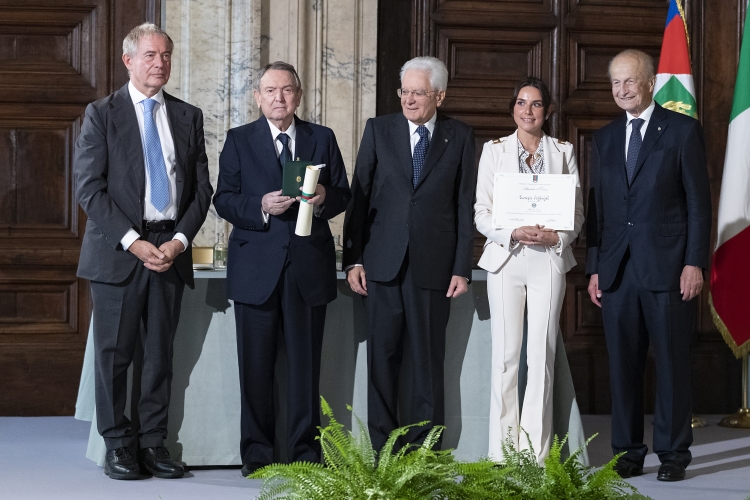 Il Presidente della Repubblica Sergio Mattarella con Cavaliere del Lavoro Arnaldo Manini e Alfiere del Lavoro Lucrezia Valgimigli
