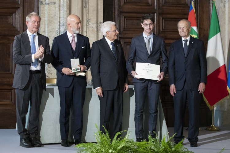 Il Presidente della Repubblica Sergio Mattarella con Cavaliere del Lavoro Averardo Orta e Alfiere del Lavoro Alessandro Burzacchini
