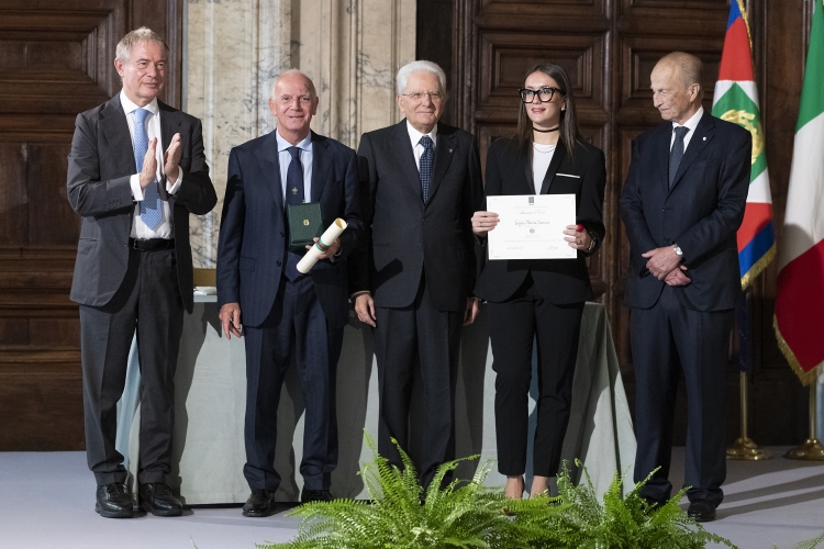 Il Presidente della Repubblica Sergio Mattarella con Cavaliere del Lavoro Fabrizio Parodi e Alfiere del Lavoro Luigia Maria Semino
