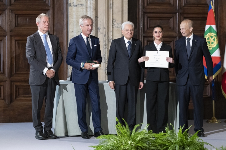 Il Presidente della Repubblica Sergio Mattarella con Cavaliere del Lavoro Carlo Pesenti e Alfiere del Lavoro Veronica Capone
