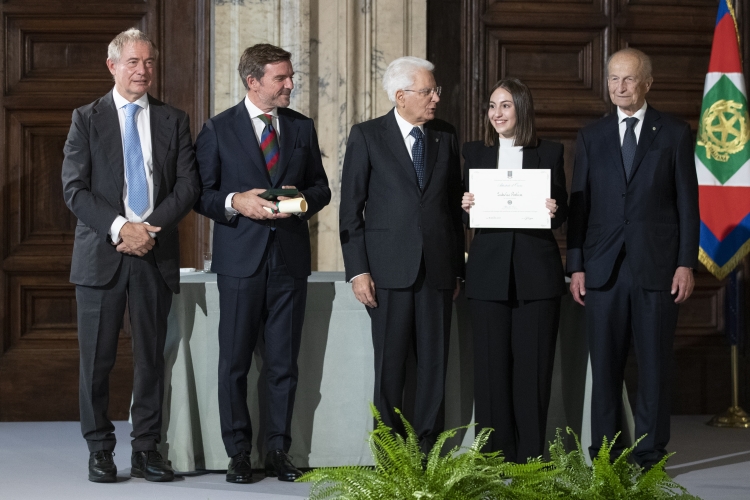 Il Presidente della Repubblica Sergio Mattarella con Cavaliere del Lavoro Massimo Renda e Alfiere del Lavoro Ludovica Pantusa
