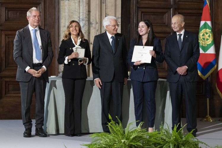 Il Presidente della Repubblica Sergio Mattarella con Cavaliere del Lavoro Iolanda Riolo e Alfiere del Lavoro Antonietta Anita Cacioppo

