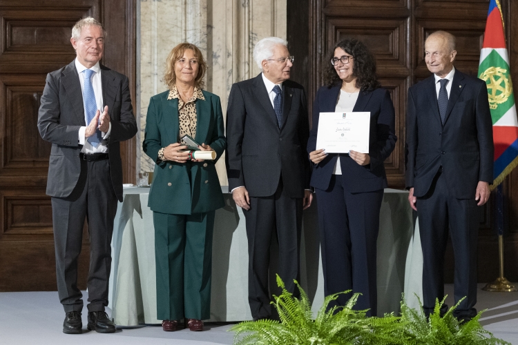Il Presidente della Repubblica Sergio Mattarella con Cavaliere del Lavoro Stefania Triva e Alfiere del Lavoro Giada Bellelli
