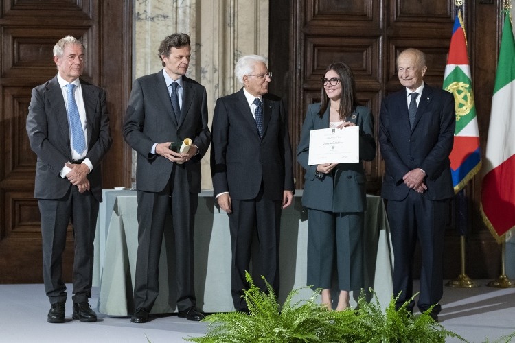 Il Presidente della Repubblica Sergio Mattarella con Cavaliere del Lavoro Francesco Paolo Valentini e Alfiere del Lavoro Francesca Di Sabatino
