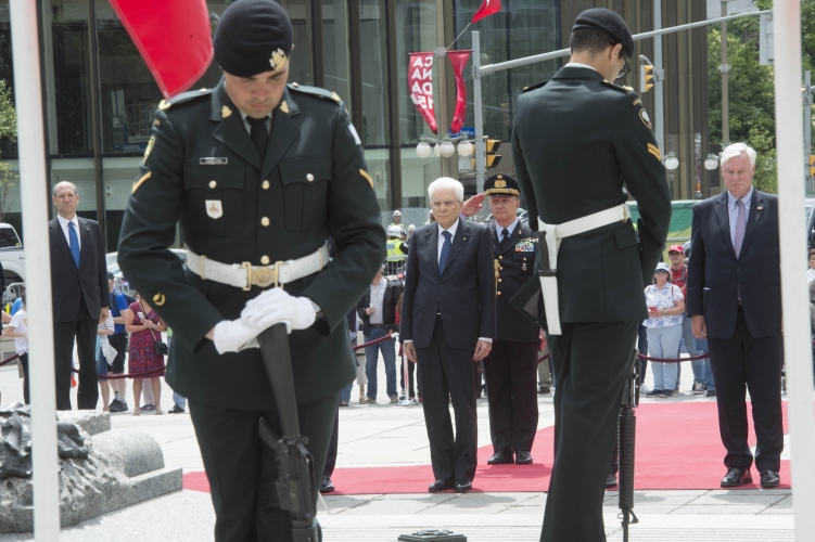 Il Presidente Sergio Mattarella depone una corona al Monumento dei Caduti