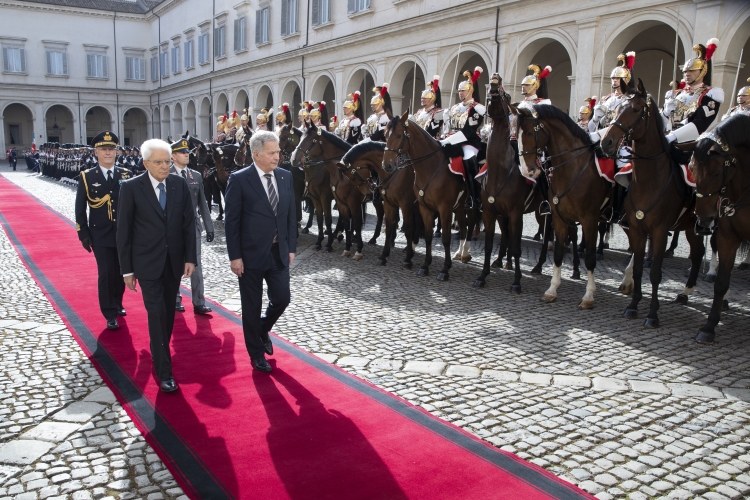 Il Presidente della Repubblica Sergio Mattarella con Sauli Niinistö, Presidente della Repubblica di Finlandia, durante gli onori militari in occasione della visita di Stato
