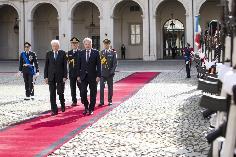 Il Presidente della Repubblica Sergio Mattarella con Sauli Niinistö, Presidente della Repubblica di Finlandia, durante gli onori militari in occasione della visita di Stato
