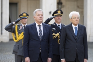 Il Presidente della Repubblica Sergio Mattarella con Sauli Niinistö, Presidente della Repubblica di Finlandia, durante gli onori militari in occasione della visita di Stato

