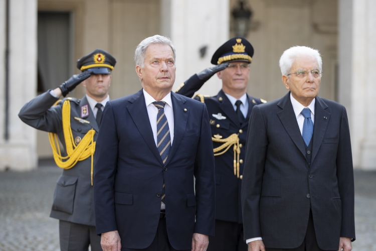 Il Presidente della Repubblica Sergio Mattarella con Sauli Niinistö, Presidente della Repubblica di Finlandia, durante gli onori militari in occasione della visita di Stato

