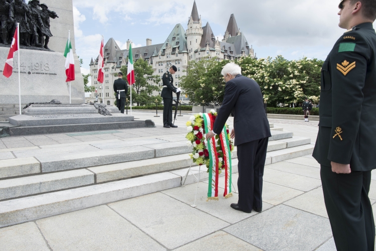 Il Presidente Sergio Mattarella depone una corona al Monumento dei Caduti