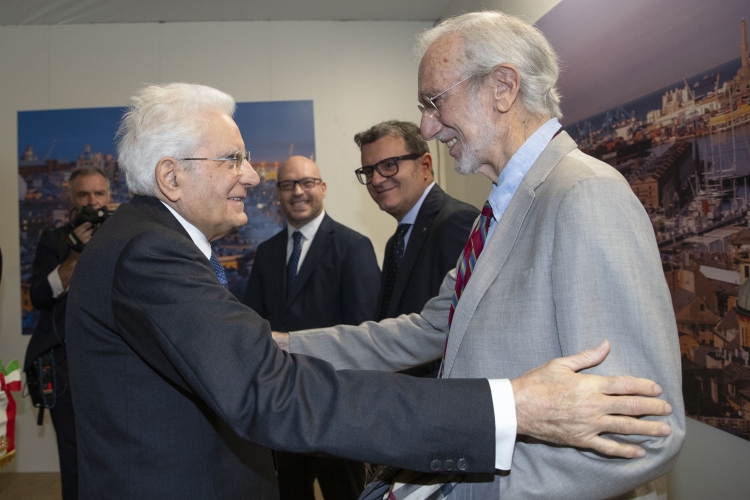 Il Presidente della Repubblica Sergio Mattarella saluta Renzo Piano, Senatore a vita ,con Lorenzo Fontana, Presidente della Camera dei deputati,e  con Gian Marco Centinaio, Vice Presidente del Senato della Repubblica,in occasione della cerimonia di apertura della 40^ Assemblea annuale ANCI – Associazione Nazionale Comuni Italiani 
(foto di Francesco Ammendola - Ufficio per la Stampa e la Comunicazione della Presidenza della Repubblica)