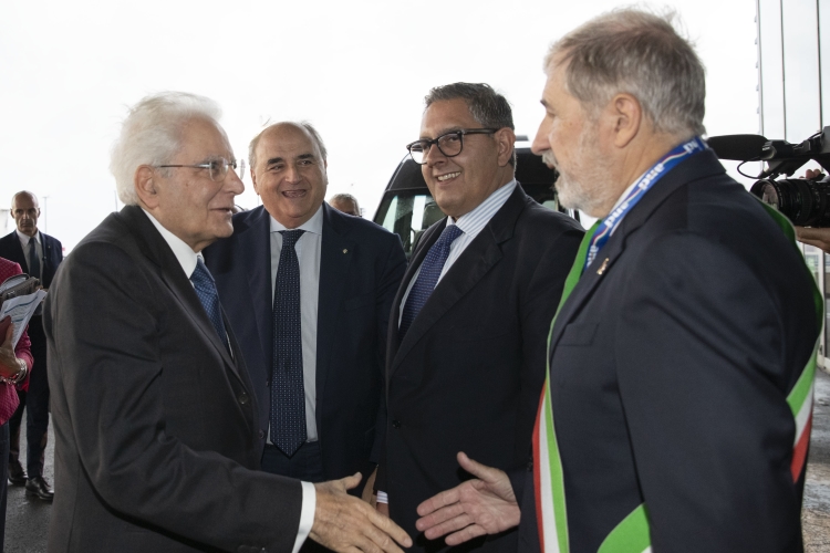 Il Presidente della Repubblica Sergio Mattarella con Giovanni Toti, Presidente della Regione Liguria, e con Marco Bucci, Sindaco di Genova e Presidente dell’ANCI Liguria, in occasione della cerimonia di apertura della 40^ Assemblea annuale ANCI – Associazione Nazionale Comuni Italiani 
(foto di Francesco Ammendola - Ufficio per la Stampa e la Comunicazione della Presidenza della Repubblica)