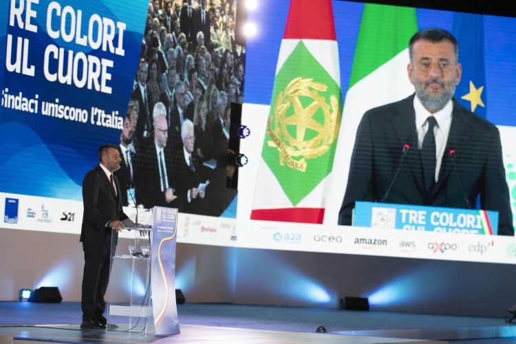 Il Presidente della Repubblica Sergio Mattarella alla cerimonia di apertura della 40^ Assemblea annuale ANCI – Associazione Nazionale Comuni Italiani
nel corso dell'intervento di Antonio Decaro Presidente ANCI