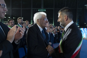 Il Presidente della Repubblica Sergio Mattarella alla cerimonia di apertura della 40^ Assemblea annuale ANCI – Associazione Nazionale Comuni Italiani
saluta il Presidente dell'ANCI Decaro