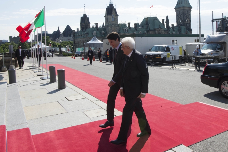 Il Presidente Sergio Mattarella accolto al Parliament Hill dal Primo Ministro del Canada
