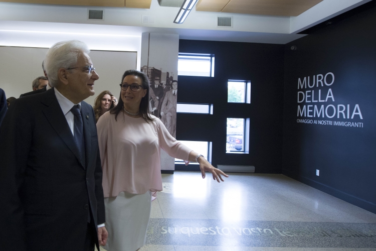 Il Presidente Sergio Mattarella con Angela Minicucci, Presidente della Casa d'Italia