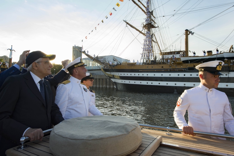 Il Presidente Sergio Mattarella in occasione della visita all'Amerigo Vespucci 