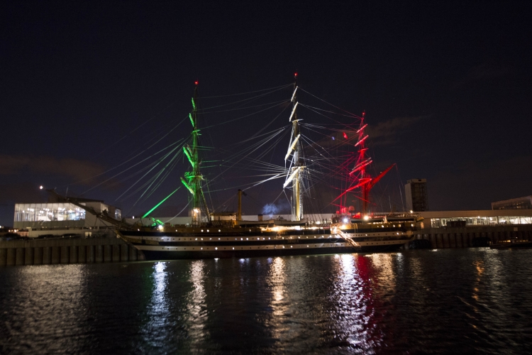 L'Amerigo Vespucci ormeggiata al Vieux Port 