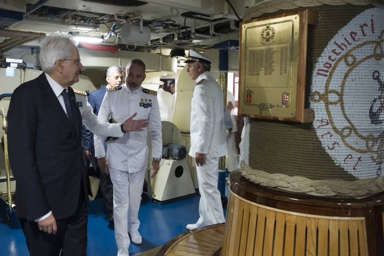 Il Presidente Sergio Mattarella nel corso della visita all'Amerigo Vespucci