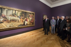 Il Presidente Sergio Mattarella osserva l'opera Lavanda dei Piedi del Tintoretto all'Art Gallery of Ontario 