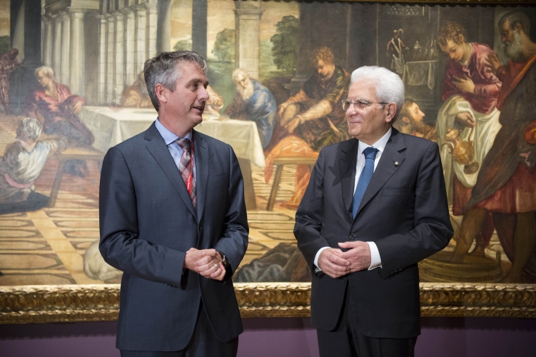 Il Presidente Sergio Mattarella osserva l'opera Lavanda dei Piedi del Tintoretto all'Art Gallery of Ontario 