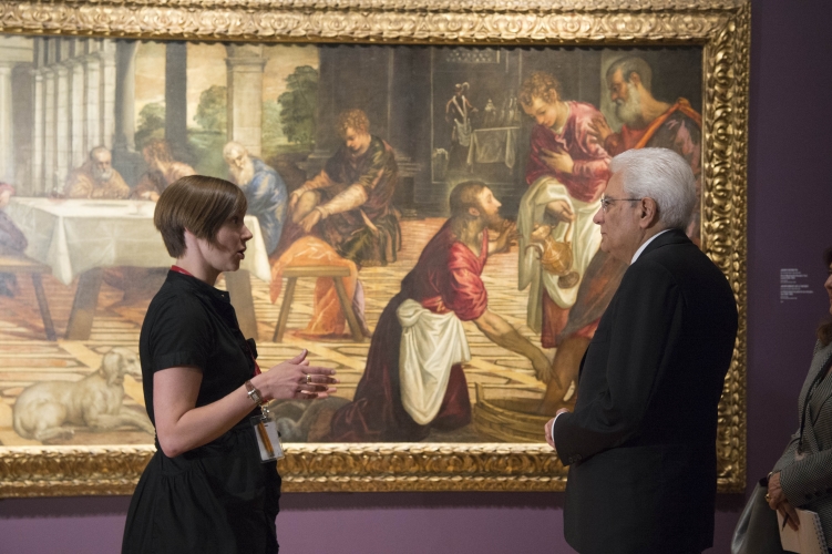 Il Presidente Sergio Mattarella osserva l'opera Lavanda dei Piedi del Tintoretto all'Art Gallery of Ontario 
