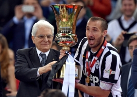 Il Presidente Sergio Mattarella consegna la Coppa Italia 2015 al capitano della Juventus Giorgio Chiellini
