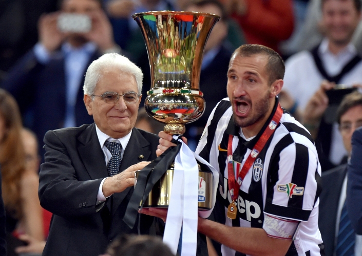 Il Presidente Sergio Mattarella consegna la Coppa Italia 2015 al capitano della Juventus Giorgio Chiellini