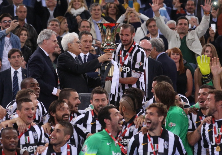 Il Presidente Sergio Mattarella consegna la Coppa Italia 2015 al capitano della Juventus Giorgio Chiellini