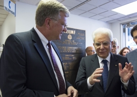 Il Presidente Sergio Mattarella al Centro di ricerca Triumf con il Direttore, Jonathan Bugger