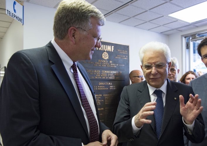 Il Presidente Sergio Mattarella al Centro di ricerca Triumf con il Direttore, Jonathan Bugger